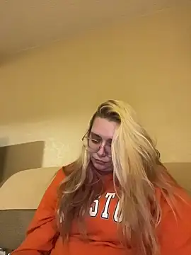 Snapshot of Lalalynn chatting on 04/16/26, 02:23 Lalalynn online show from 04/16/26, 02:23
