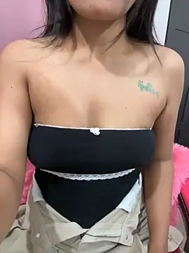 Snapshot of LeisyXO chatting on 09/27/25, 06:57 LeisyXO online show from 09/27/25, 06:57