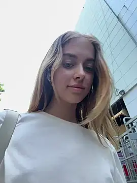 Snapshot of enjoy_my_beauty chatting on 01/10/25, 04:54 enjoy my beauty online show from 01/10/25, 04:54