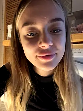 Snapshot of enjoy_my_beauty chatting on 09/25/25, 05:44 enjoy my beauty online show from 09/25/25, 05:44