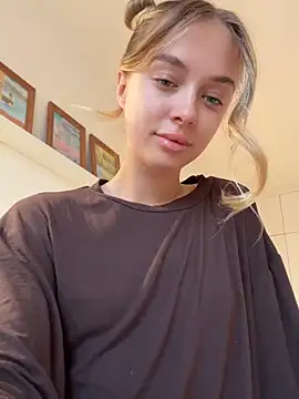 Snapshot of enjoy_my_beauty chatting on 10/18/25, 05:21 enjoy my beauty online show from 10/18/25, 05:21