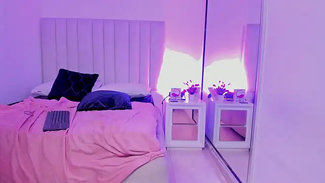 Snapshot of Laura_Dicardy chatting on 03/15/25, 03:16 Laura Dicardy online show from 03/15/25, 03:16