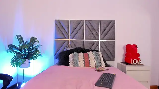 Snapshot of Laura_Dicardy chatting on 09/22/25, 07:27 Laura Dicardy online show from 09/22/25, 07:27