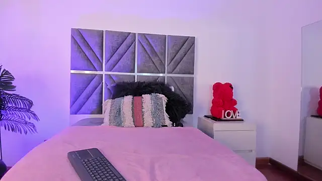 Snapshot of Laura_Dicardy chatting on 09/26/25, 07:40 Laura Dicardy online show from 09/26/25, 07:40