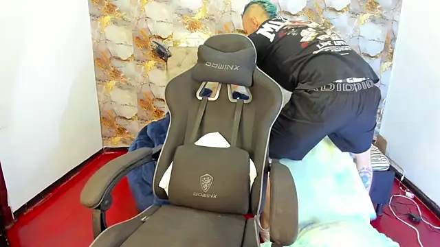 Snapshot of Damon_Bakert chatting on 04/13/26, 02:11 Damon Bakert online show from 04/13/26, 02:11