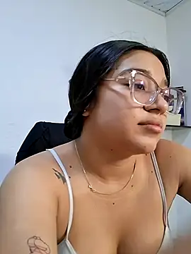 Snapshot of -VICKKY chatting on 07/01/26, 07:24 -VICKKY online show from 07/01/26, 07:24