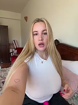 Snapshot of isisxoxx chatting on 03/16/26, 11:25 isisxoxx online show from 03/16/26, 11:25