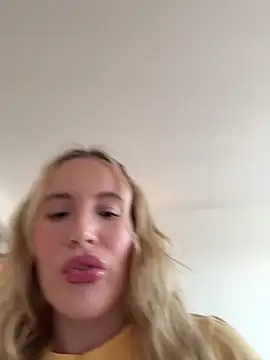 Snapshot of isisxoxx chatting on 03/18/26, 03:37 isisxoxx online show from 03/18/26, 03:37