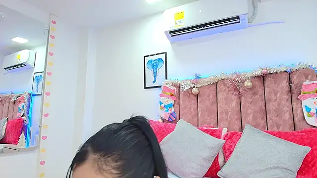 Snapshot of KathyShine chatting on 12/10/24, 11:43 KathyShine online show from 12/10/24, 11:43