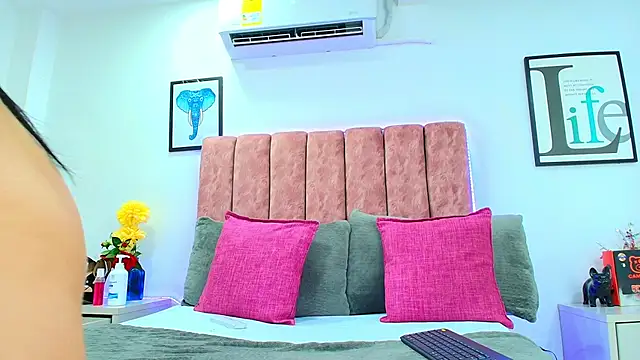 Snapshot of KathyShine chatting on 02/06/25, 12:05 KathyShine online show from 02/06/25, 12:05