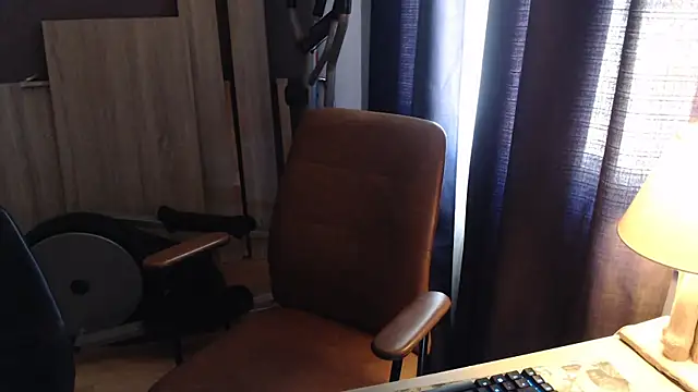 Snapshot of Lynylou chatting on 04/10/26, 02:00 Lynylou online show from 04/10/26, 02:00