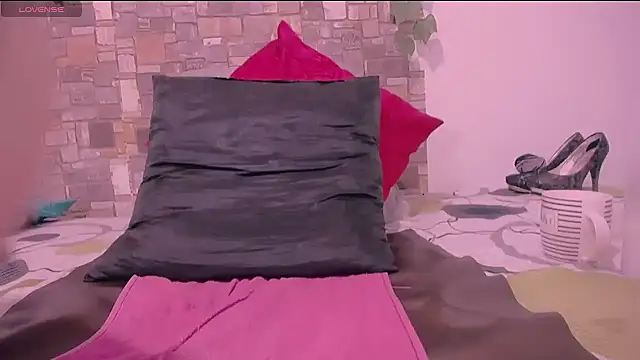 Snapshot of CrazyRousex chatting on 12/16/24, 01:54 CrazyRousex online show from 12/16/24, 01:54