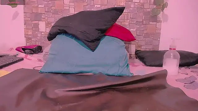 Snapshot of CrazyRousex chatting on 01/17/25, 02:50 CrazyRousex online show from 01/17/25, 02:50