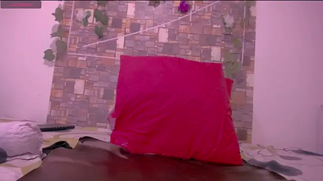 Snapshot of CrazyRousex chatting on 09/25/25, 04:00 CrazyRousex online show from 09/25/25, 04:00