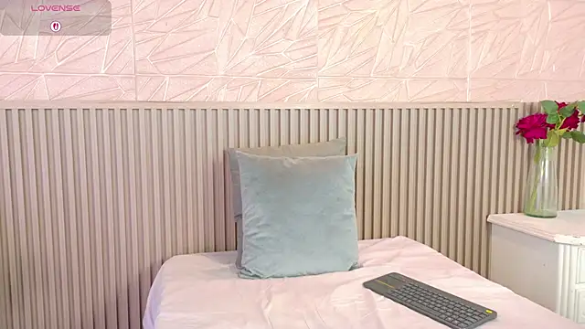 Snapshot of paula__cruzz chatting on 10/15/25, 09:15 paula cruzz online show from 10/15/25, 09:15