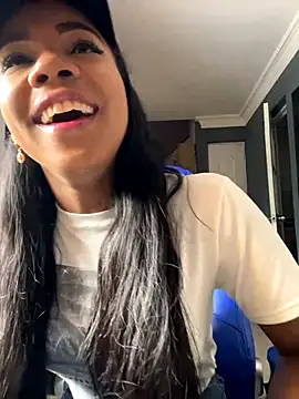 Snapshot of paula__cruzz chatting on 11/12/25, 01:55 paula cruzz online show from 11/12/25, 01:55