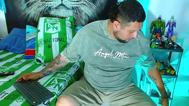 Snapshot of Michaell_Myerss_ chatting on 12/16/25, 03:39 Michaell Myerss online show from 12/16/25, 03:39