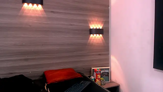 Snapshot of Levis_Montes chatting on 12/19/24, 06:45 Levis Montes online show from 12/19/24, 06:45