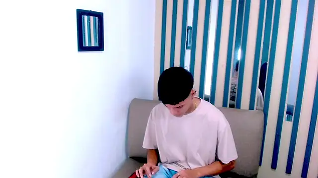 Snapshot of Levis_Montes chatting on 12/23/24, 01:03 Levis Montes online show from 12/23/24, 01:03