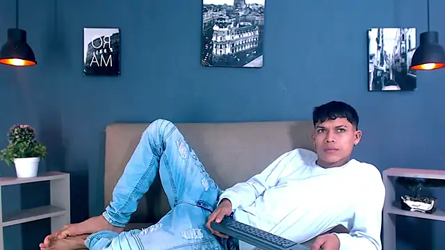 Snapshot of Levis_Montes chatting on 12/24/24, 01:39 Levis Montes online show from 12/24/24, 01:39