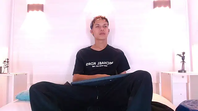 Snapshot of Levis_Montes chatting on 01/27/25, 02:13 Levis Montes online show from 01/27/25, 02:13