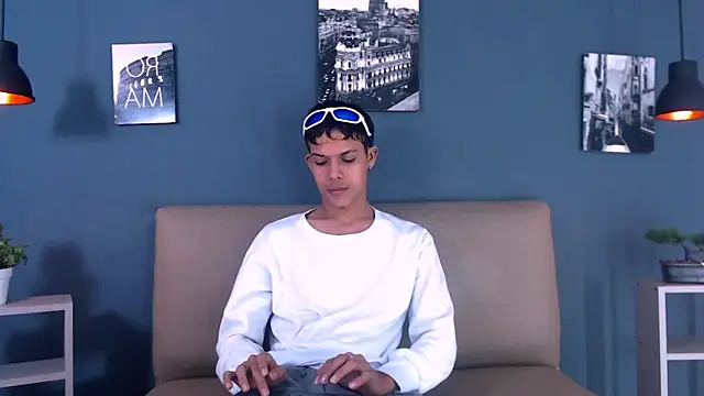 Snapshot of Levis_Montes chatting on 02/05/25, 07:42 Levis Montes online show from 02/05/25, 07:42