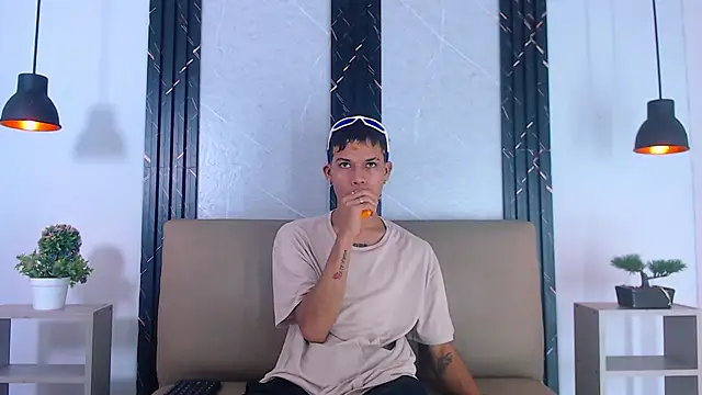 Snapshot of Levis_Montes chatting on 02/12/25, 07:24 Levis Montes online show from 02/12/25, 07:24