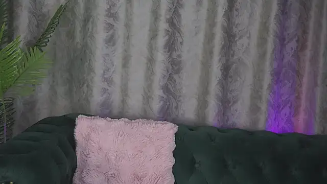 Snapshot of FoxieJullia chatting on 03/10/25, 10:37 FoxieJullia online show from 03/10/25, 10:37