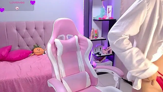 Snapshot of LoaLuxury chatting on 02/21/25, 02:28 LoaLuxury online show from 02/21/25, 02:28