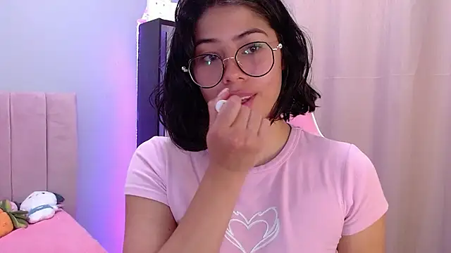 Snapshot of LoaLuxury chatting on 03/17/25, 09:55 LoaLuxury online show from 03/17/25, 09:55