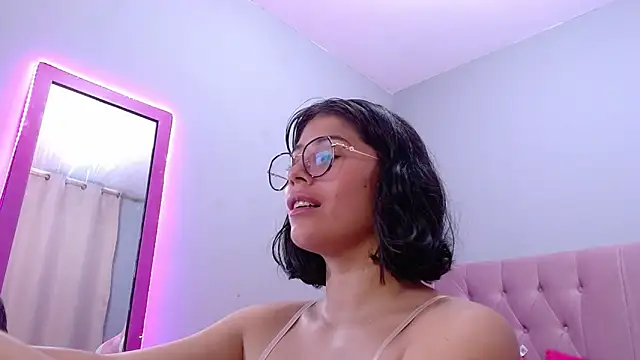 Snapshot of LoaLuxury chatting on 03/19/25, 12:26 LoaLuxury online show from 03/19/25, 12:26