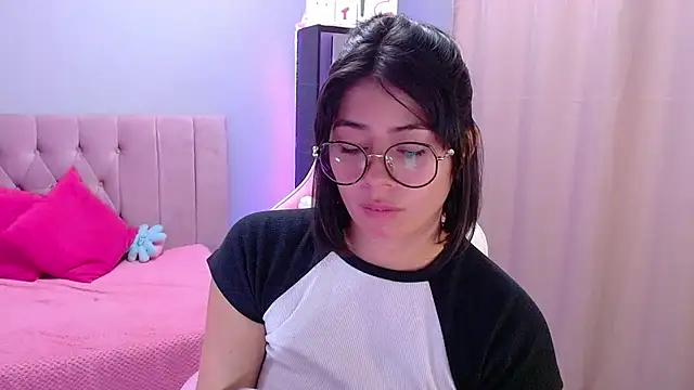 Snapshot of LoaLuxury chatting on 03/21/25, 12:51 LoaLuxury online show from 03/21/25, 12:51