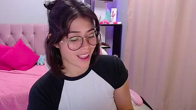 Snapshot of LoaLuxury chatting on 03/21/25, 11:56 LoaLuxury online show from 03/21/25, 11:56