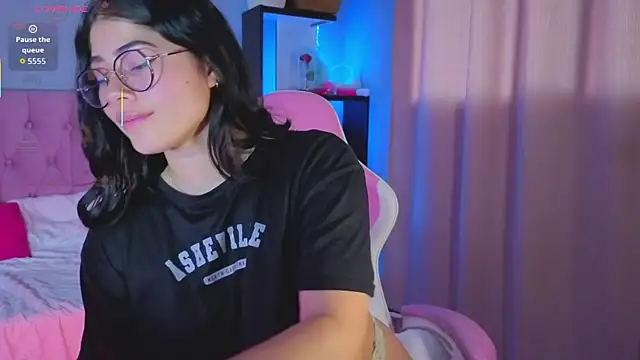 Snapshot of LoaLuxury chatting on 10/02/25, 07:21 LoaLuxury online show from 10/02/25, 07:21