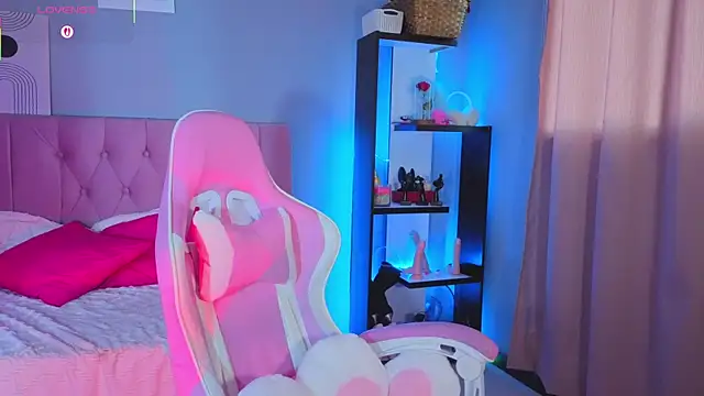 Snapshot of LoaLuxury chatting on 10/24/25, 05:31 LoaLuxury online show from 10/24/25, 05:31