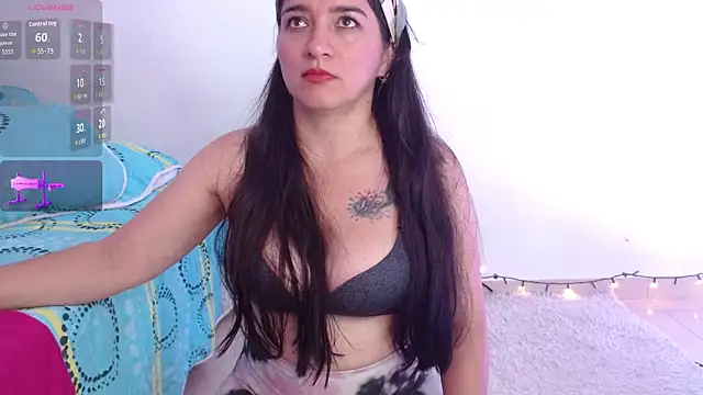 Snapshot of Emelyross_ chatting on 05/11/26, 01:17 Emelyross online show from 05/11/26, 01:17