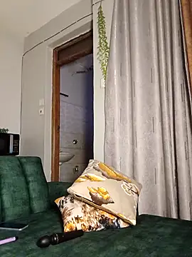 Snapshot of C-yoyo chatting on 12/17/25, 11:27 C-yoyo online show from 12/17/25, 11:27