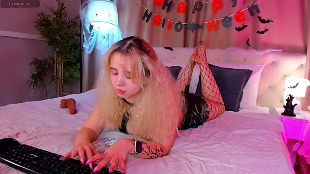 Valerie Woods online show from 11/02/25, 01:08