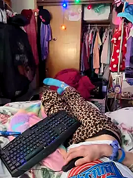 gurlnips online show from 02/03/25, 08:13