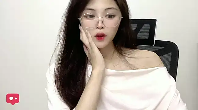 Snapshot of ---MIA--- chatting on 02/04/25, 12:55 ---MIA--- online show from 02/04/25, 12:55