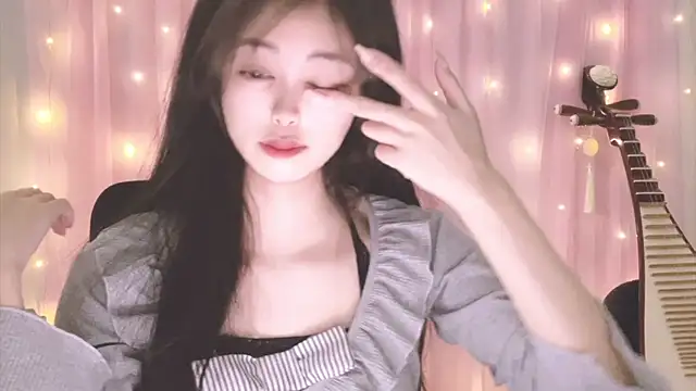 Snapshot of ---MIA--- chatting on 10/24/25, 01:29 ---MIA--- online show from 10/24/25, 01:29