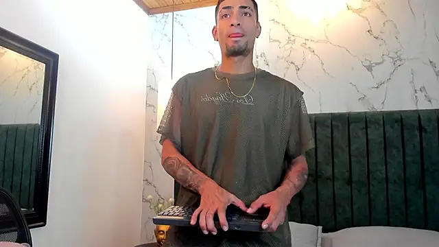 Snapshot of DrakeNeumann chatting on 01/30/25, 07:26 DrakeNeumann online show from 01/30/25, 07:26