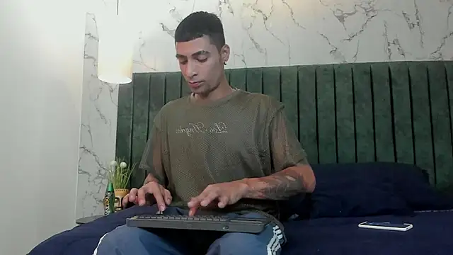 Snapshot of DrakeNeumann chatting on 02/04/25, 07:33 DrakeNeumann online show from 02/04/25, 07:33