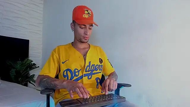 Snapshot of DrakeNeumann chatting on 02/27/25, 02:42 DrakeNeumann online show from 02/27/25, 02:42