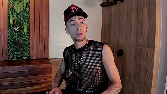 Snapshot of DrakeNeumann chatting on 03/09/25, 02:18 DrakeNeumann online show from 03/09/25, 02:18