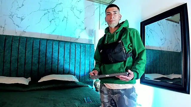 Snapshot of DrakeNeumann chatting on 09/20/25, 04:02 DrakeNeumann online show from 09/20/25, 04:02