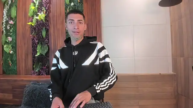 Snapshot of DrakeNeumann chatting on 09/26/25, 03:54 DrakeNeumann online show from 09/26/25, 03:54