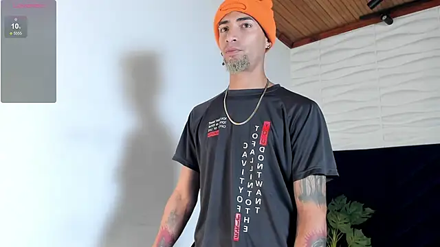 Snapshot of DrakeNeumann chatting on 10/04/25, 03:48 DrakeNeumann online show from 10/04/25, 03:48