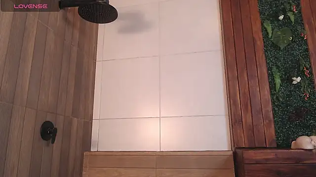 Snapshot of DrakeNeumann chatting on 10/05/25, 04:00 DrakeNeumann online show from 10/05/25, 04:00