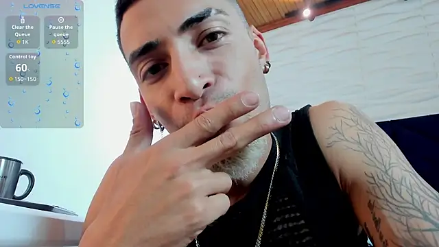 Snapshot of DrakeNeumann chatting on 10/13/25, 03:39 DrakeNeumann online show from 10/13/25, 03:39